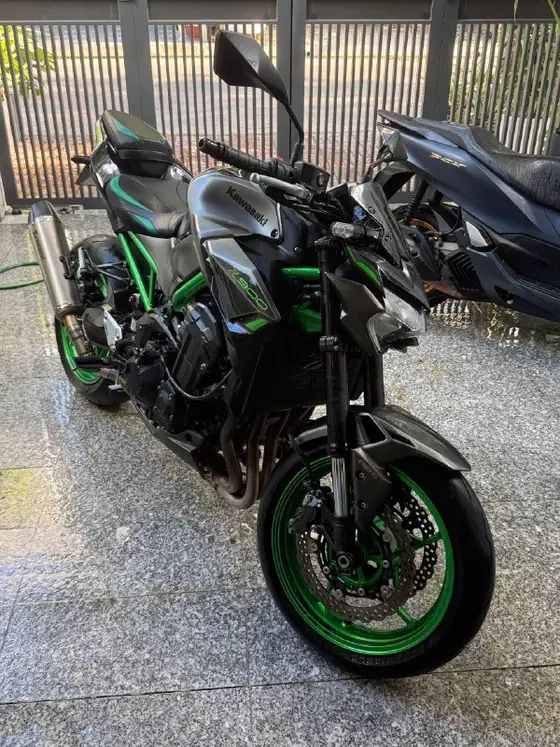 Kawasaki Z900 2023 года с выхлопом Akrapovic, фото 2