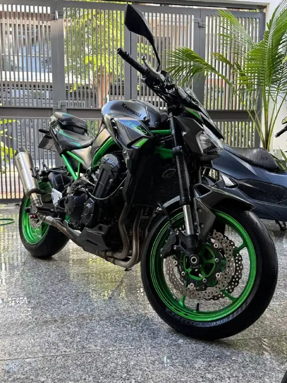 Kawasaki Z900 2023 года с выхлопом Akrapovic, фото 3