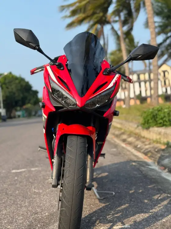 Honda CBR150R 2018 Blue Card в центре, фото 1